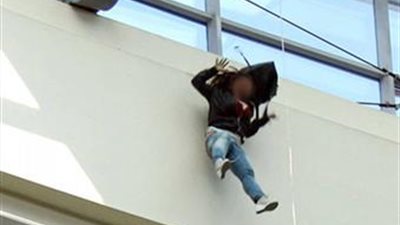 سقوط مروع.. احتجزها زوجها فحاولت الهرب بملايات السرير