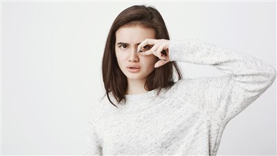 رعشة العين علامة على أمر خطير.. هل التوتر السبب؟