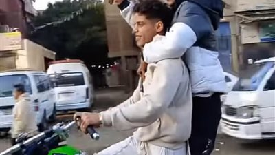 كاميرات المراقبة ترصد.. الأمن يلاحق شابين ظهرا بسلاح أبيض في عين شمس