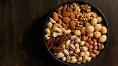 حب الشباب.. هل للمكسرات والفواكه المجففة دور في ظهوره؟