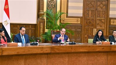 السيسي: سيدات مصر واجهن التحديات وحملن الوطن في سرائه وضرائه