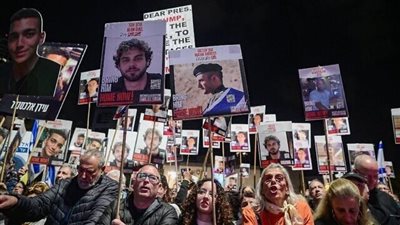 أزمة جديدة تعصف بحكومة الاحتلال.. محتجزون محررون ينظمون احتجاجات ضد نتنياهو