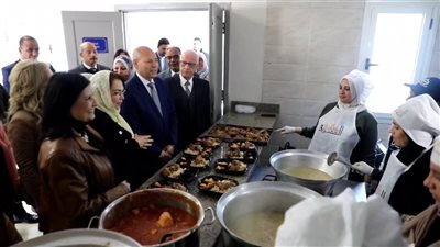 للعام الثالث.. محافظ القاهرة يتفقد مطبخ «المصرية بأيدى بناتها»