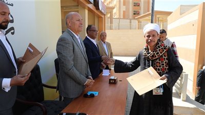 محافظ القاهرة يسلم عقود للباعة المنقولين من سوق الزلزال لسوقي عمار بن ياسر 