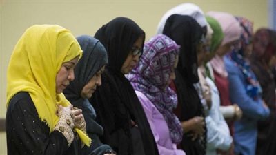 حكم خروج المرأة لأداء صلاة عيد الفطر في المسجد.. الإفتاء تحسم الجدل