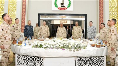 وزير الدفاع يتناول الإفطار مع مقاتلي الجيش الثاني الميداني
