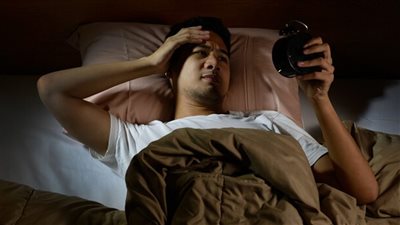 تجنب الشاشات.. 7 نصائح للعودة إلى النوم بعد الاستيقاظ