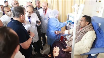 أبرزها خفض فترة الانتظار.. 5 قرارات لـ وزير الصحة بعد زيارته بالمنيا