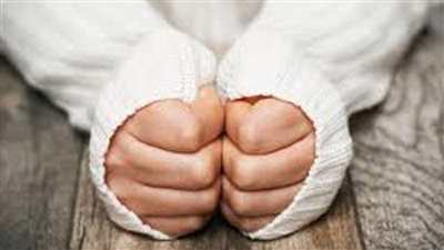 «برودة اليدين» قد تكون علامة على مرض قاتل في القلب.. احذر منها