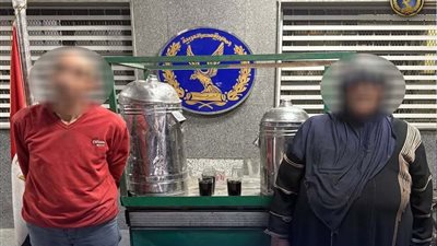 ضبط بائعين متجولين في الأزبكية.. وزعا مشروبات مجانية ثم طالبا بثمنها