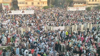 زحام شديد في صلاة عيد الفطر المبارك بمسجد عمرو بن العاص (صور)