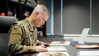 إقالته تسببت في أزمة سياسية بأمريكا.. من هو الجنرال تيموثي هوج؟