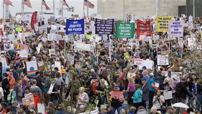 مقاطعة للبضائع الأمريكية.. نجمة سوداء على المنتجات وتدمير أملاك ماسك