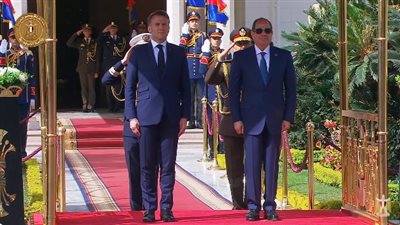 السيسي يستقبل ماكرون في قصر الاتحادية 