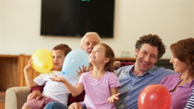 هل لدى الوالدين طفل مفضل؟.. إليك أهم العلامات