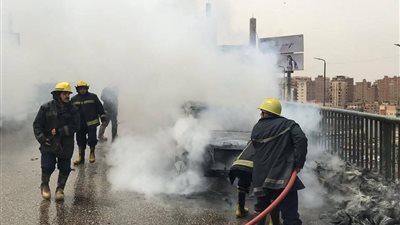 العربية اتفحمت.. اندلاع حريق هائل في سيارة أعلى كوبرى أكتوبر (صور)