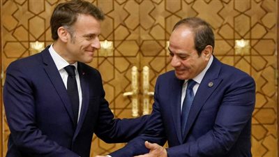 الرئيس السيسي ونظيره الفرنسي يصلان إلى مدينة العريش 