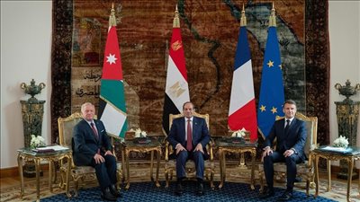 قادة مصر وفرنسا والأردن يجرون مكالمة هاتفية مشتركة مع الرئيس الأمريكي