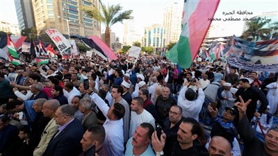 المصريون يحتشدون بالملايين لدعم الفلسطينيين.. ولافتات تؤيد قرارات الرئيس