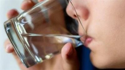 هذا ما يحدث لجسمك عندما تشرب الماء الدافئ بعد تناول الطعام