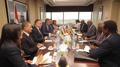 وزير السياحة يبحث تعزيز التعاون الأثري مع نظيره الأوغندي