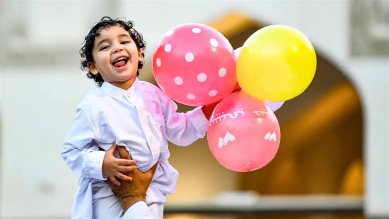 طفل يحتفل بعيد الفطر