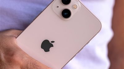 أبل تتصدي لرسوم ترامب الجمركية بنقل 1.5 مليون هاتف آيفون 