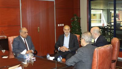 لتعزيز دورها في مشروعات الطاقة.. وزير الكهرباء يستعرض خطة تطوير 