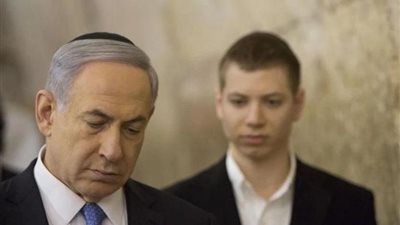 نتنياهو يدعم ابنه بعد شتمه ماكرون: أسلوبه لا يعجبني لكنه صهيوني حقيقي