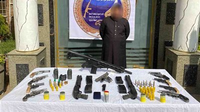 سقوط تاجر الموت.. ضبط عنصر إجرامي بحوزته ترسانة أسلحة وذخائر بالقليوبية