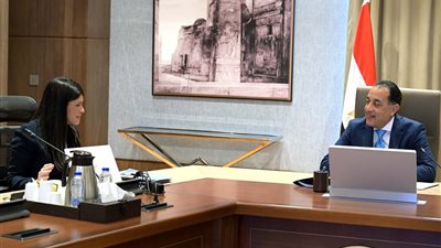 رئيس الوزراء يتابع مع وزيرة التخطيط والتعاون الدولى عددا من ملفات العمل