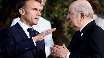 الجزائر تتحدى فرنسا.. القصة الكاملة لطرد 12 موظفًا من سفارتها