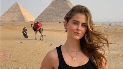 شاهد| بعد زيارة ماكرون.. مصممة المجوهرات العالمية فالنتينا فيراني تُبهر العالم من الأهرامات