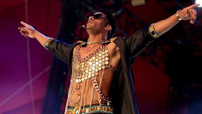 شاهد| أول تعليق من محمد رمضان بعد ظهوره ببدلة رقص