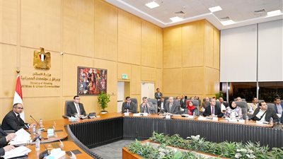 وزير الإسكان يتابع موقف تنفيذ مشروعات 