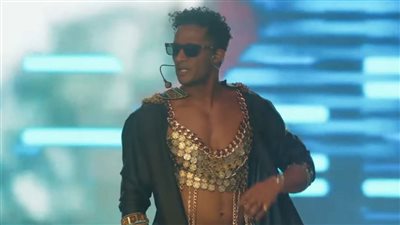 شاهد| ببدلة لامعة ورسالة لأمريكا.. محمد رمضان يشعل الجدل من قلب الحفلة