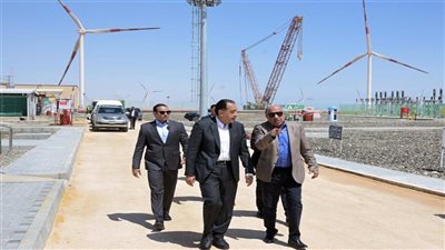 رئيس الوزراء يشدد على ضرورة التصنيع المحلي في مشروعات طاقة الرياح