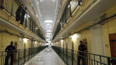 جحيم في فرنسا.. تفاصيل تحول السجون إلى ساحة حرب مفتوحة 