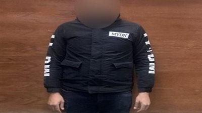 ضبط منادي سيارات لقيامه بفرض رسوم مالية على المواطنين