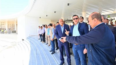 سيرًا على الأقدام.. وزير الإسكان يتفقد مشروع 