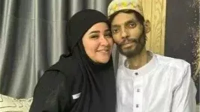 زوجة إبراهيم شيكا تكشف تفاصيل اللحظات الأخيرة قبل وفاته : ووجدته يبتسم