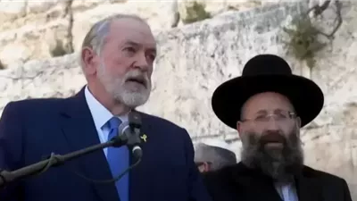 السفير الأمريكي لدى الاحتلال يقتحم حائط البراق في الأقصى وسط إجراءات مشددة