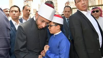 وزير الأوقاف ومحافظ الإسكندرية يتفقدان تطوير ساحة مسجد أبي العباس المرسي