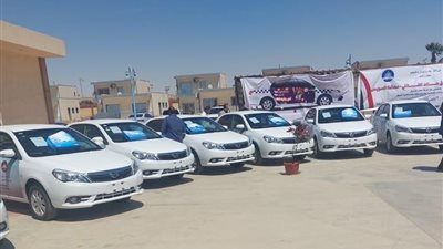 تنمية المشروعات: تسليم 20 تاكسي لشباب السويس لت​وفير فرص عمل لائقة