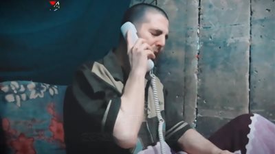 كتائب القسام تبث مقطعًا لأسير إسرائيلي يتوسل لإطلاق سراحه