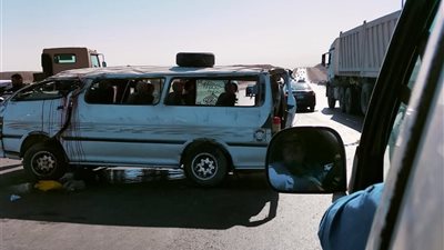 وفاة سائق وإصابة 14 في انقلاب ميكروباص على الطريق الأوسطي (صور)