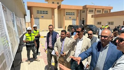 نائب وزير الإسكان يتفقد مشروعات الصرف الصحي بمبادرة 