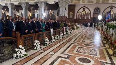 وزير الطيران المدني يُشارك الأقباط احتفالات عيد القيامة المجيد 