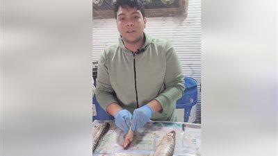 صوته من السماء.. قارئ قرآن يبيع الفسيخ في كفر الشيخ (فيديو)