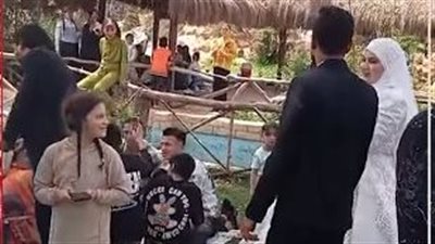 عريس وعروسة في شم النسيم.. زفاف بنكهة الفسيخ والرنجة في أجواء مصرية (فيديو)
